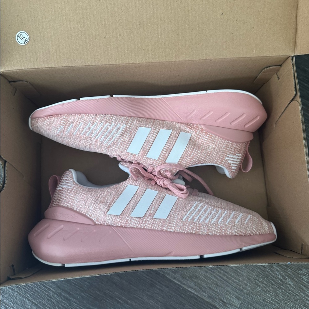 NWTS: Adidas Women’s Sneakers Swift Run 22 J